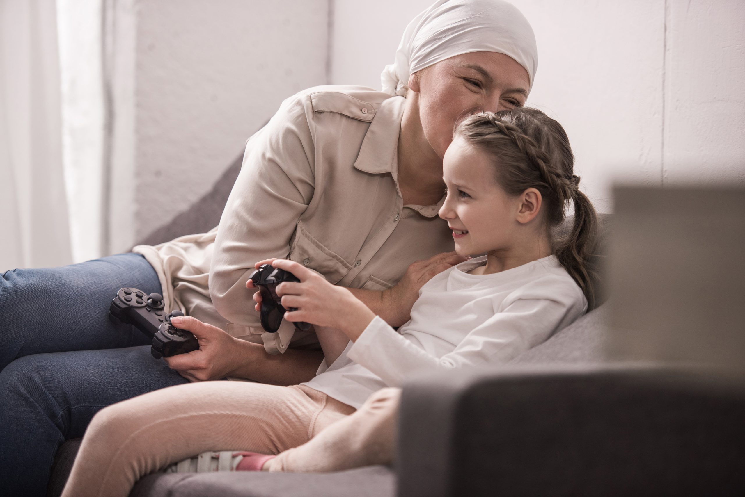 mère malade joue aux jeux vidéo avec sa fille